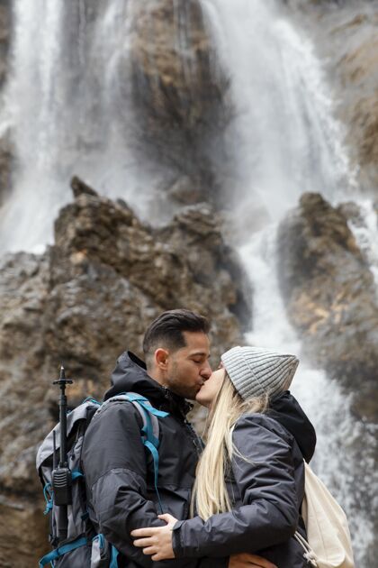 男人自然情侣接吻背包自然瀑布