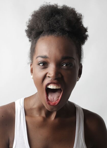 狂野一个年轻的非洲裔美国女性对着一个白人尖叫的画像优雅哭泣疯狂