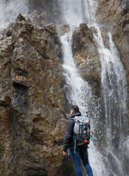 瀑布瀑布里的自然人自然探索山