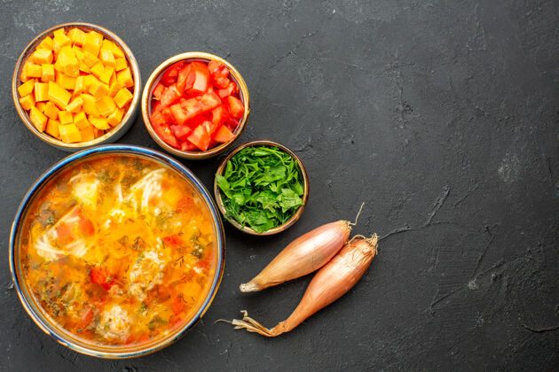 生的顶视图美味的肉汤与新鲜切片胡椒和绿色的灰色背景沙拉汤餐晚餐美味沙拉肉