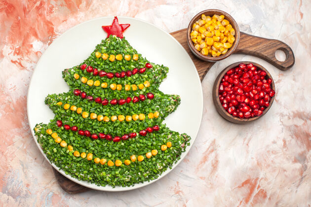 浆果顶视图美味的节日沙拉在新年树形状的光背景水果树午餐