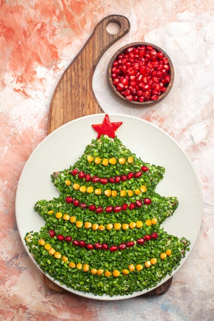 树顶视图美味的蔬菜沙拉在新年树形状内板上的光背景食物形状新的