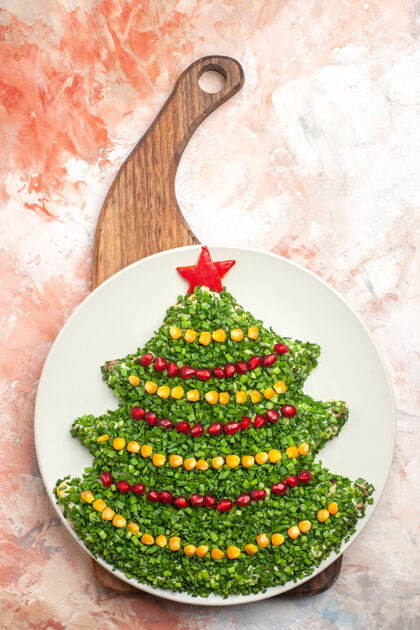 盘子顶视图美味的蔬菜沙拉在新年树形状内板在轻背景光里面圣诞节