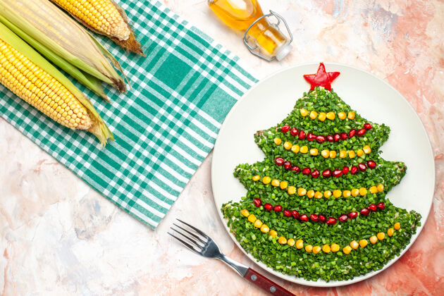 树顶视图美味的蔬菜沙拉在新年树形状的光背景新的杉木礼物