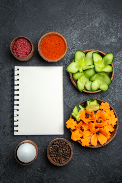 水果顶视图切片设计沙拉与不同调味料的灰色背景沙拉健康食品减肥蔬菜蔬菜盘子视野