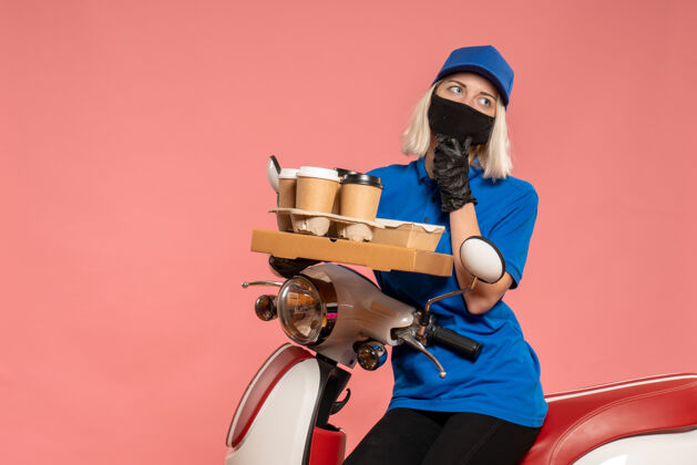 设备正面图骑自行车的女快递员 咖啡杯放在粉红色的椅子上工作病毒服务