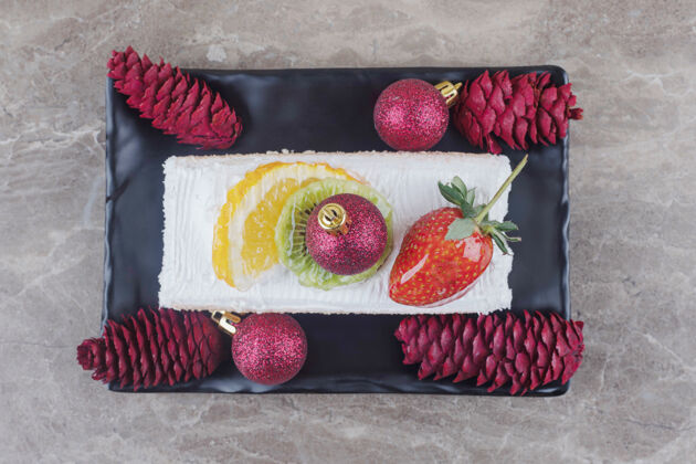 糕点蛋糕片放在盘子上 用大理石装饰节日的装饰品美味美味甜点
