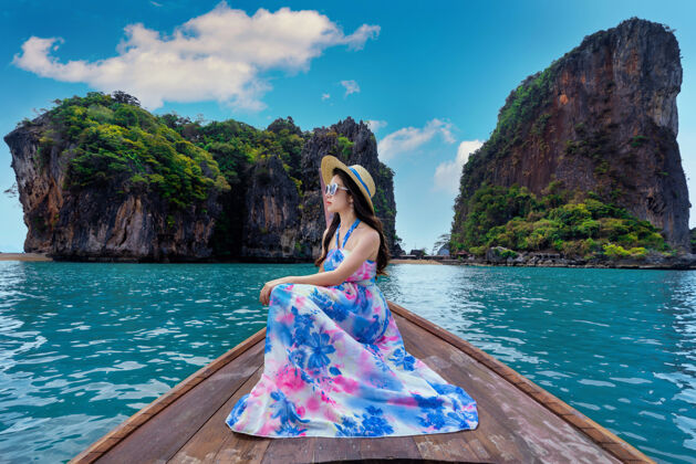 泻湖美丽的女孩坐在船上在詹姆斯邦德岛在庞雅 泰国人风景风景