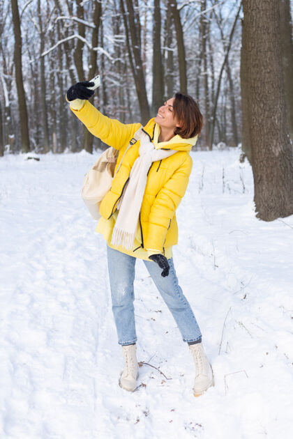 森林年轻美丽快乐开朗的女子在冬季森林视频博客 自拍照片寒冷爱雪