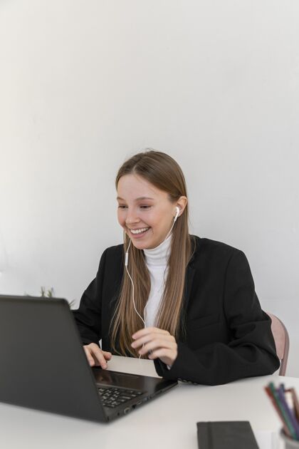 工作中等镜头的女人在工作专业笔记本电脑设备