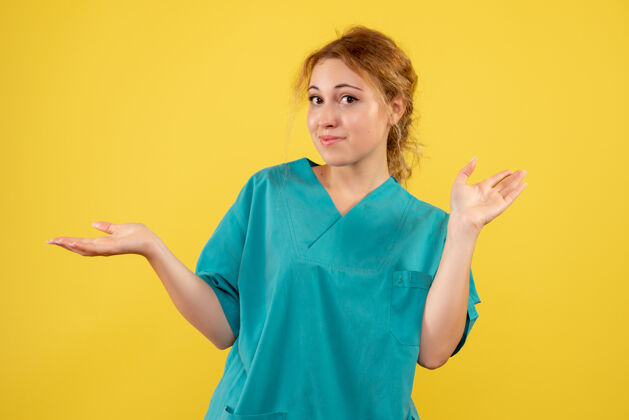 人前视图穿着医疗衬衫的女医生 健康色医疗帽护士护士肖像可爱
