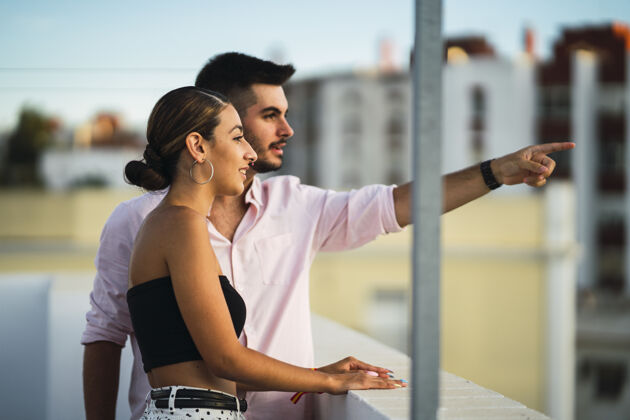 白天一对幸福的情侣站在阳台上 一起度过浪漫的时光男人人花