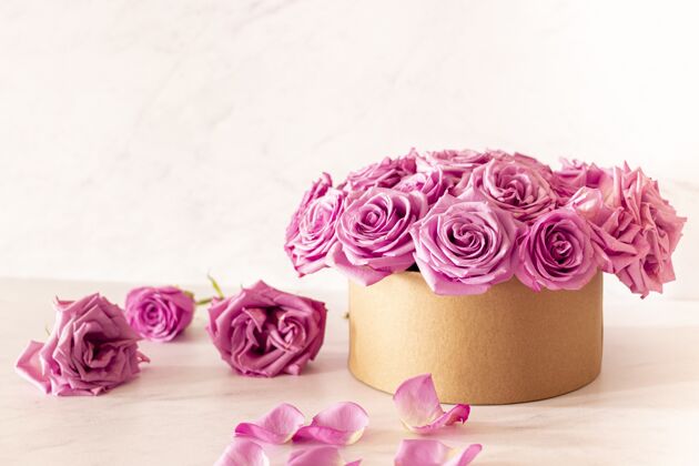 自然美丽的花束与粉红玫瑰在一个粉红色的背景盒玫瑰束新鲜