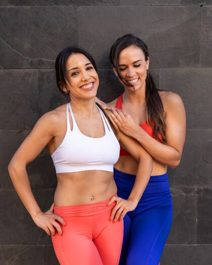 运动年轻的白人女性朋友在户外锻炼和伸展-健康的生活方式理念训练概念身体