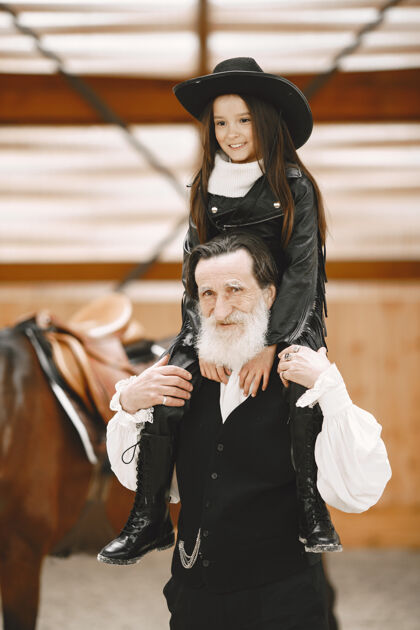 农场戴头盔的女孩学骑马教练教小女孩女儿乐趣马
