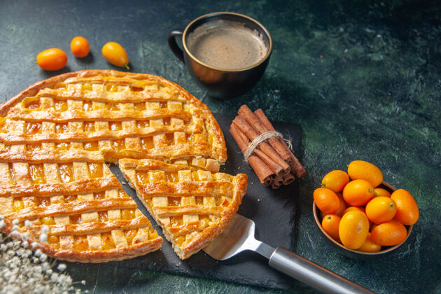 柑橘正面图美味的金橘派 切成一片 咖啡在黑暗的表面烤箱甜点甜点烤面团饼干彩色茶饼饼干食物饼干餐