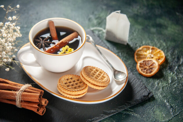 杯子前视一杯茶 甜甜饼干 面包 饮料 仪式 杯子 甜甜的早餐 早餐 糖蛋糕 彩色照片咖啡食物颜色