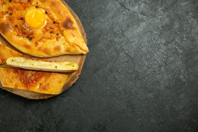 面包顶视图烤鸡蛋面包美味新鲜的烤箱上一个深灰色的空间晚餐早餐面团