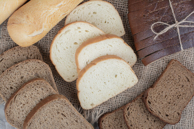 糕点麻布上的面包新鲜食品品种面包房美味棕色