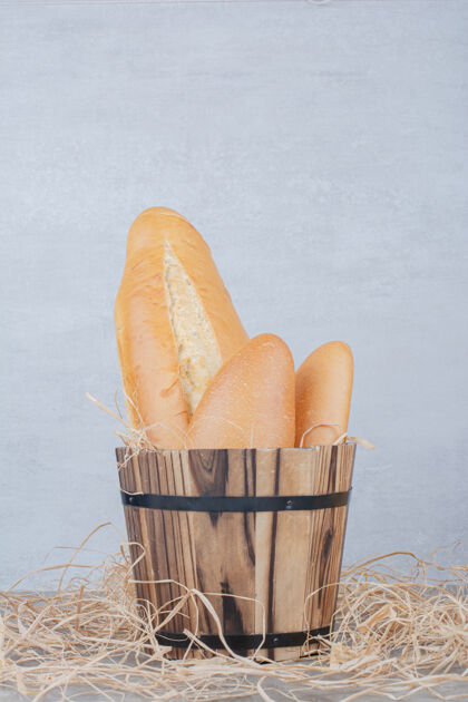 面包房迷你面包和法国法式面包在大理石表面烘焙脆小面包