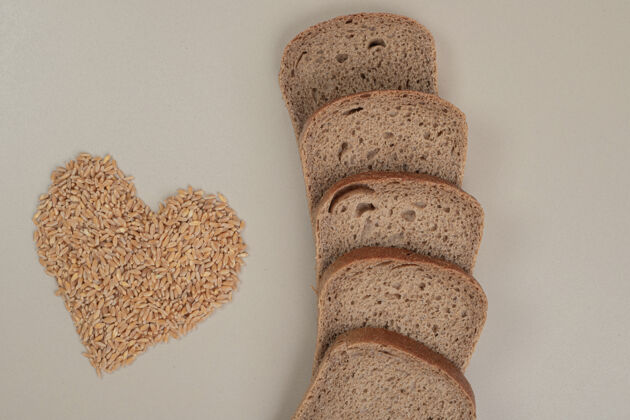 美味切片新鲜的棕色面包 白色表面有燕麦粒美味新鲜燕麦