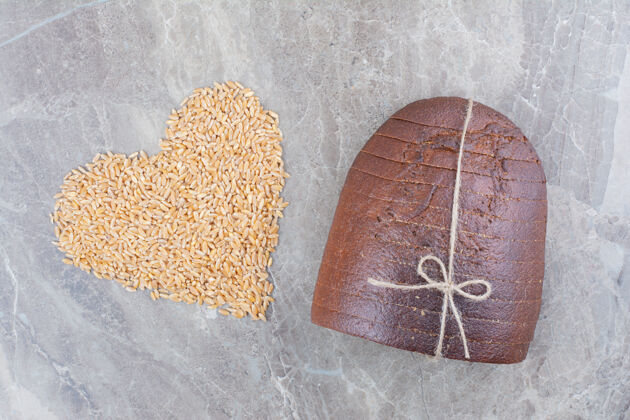 面包房在大理石表面涂上燕麦粒的棕色面包片膳食食品燕麦