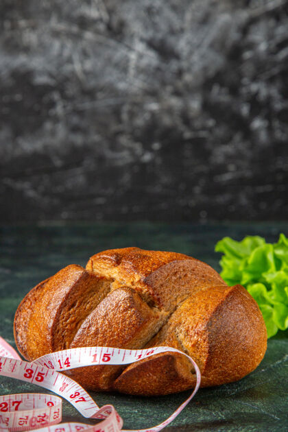 包饮食黑面包和米绿色捆绑在深色表面特写视图水果烘焙食品米