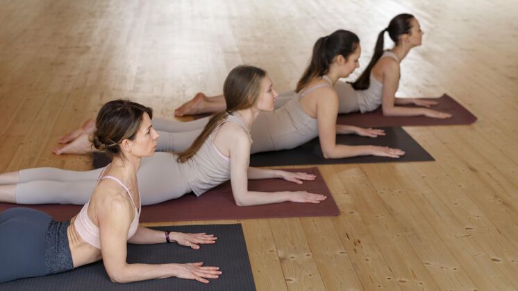 冥想瑜伽老师授课垫子一起员工