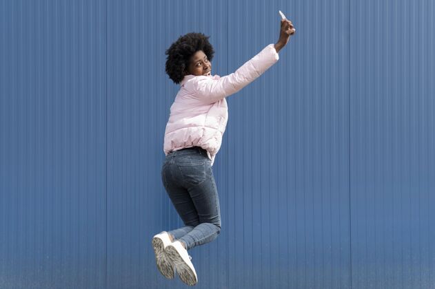 人移动跳跃的年轻女子肖像年轻侧视科技
