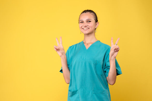健康正面图身着医疗衫的女医生 情感健康护士科维德-19病毒医院成人漂亮女人
