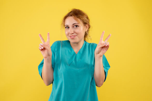 女性前视女医生身着医用衬衫微笑 医院医护人员颜色健康健康人快乐