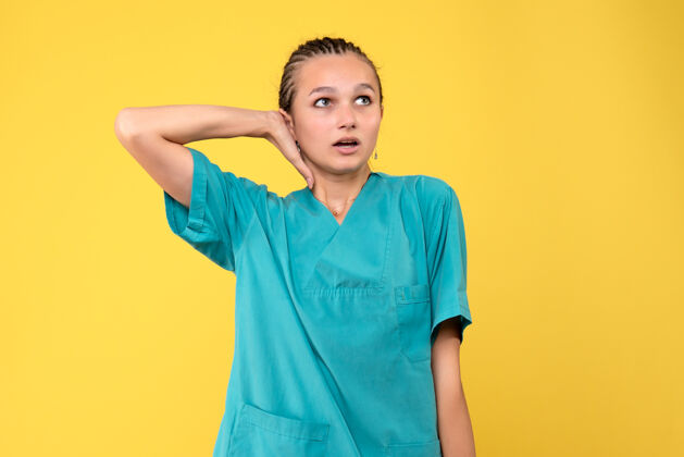 护士正面图女医生穿着医用衬衫 病毒健康情感covid-19彩色护士医院黄色成人女性