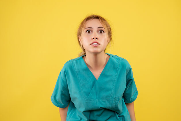 医疗前视图穿着医疗衬衫的女医生 covid-19护士颜色健康医疗漂亮黄色女人