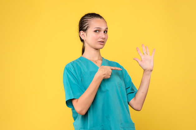 女医生正面图女医生穿着医用衬衫 彩色医院护士柯维德-19健康病毒专业医疗微笑