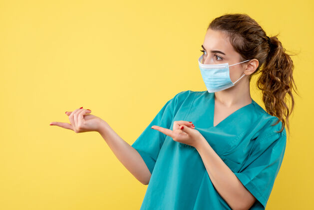 健康正面图女医生穿着医用衬衫和无菌口罩 彩色健康制服covid-19病毒医疗颜色黄色