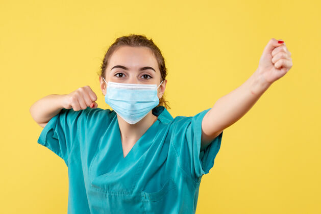人正面图女医生穿着医用衬衫和无菌口罩 健康大流行的彩色covid-19病毒制服健康绝育女医生