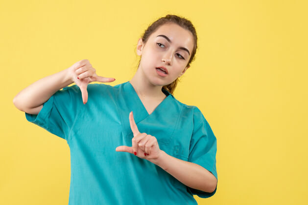 医院前视女医生穿着医用衬衫 制服情感健康护士医院病毒成人女人人
