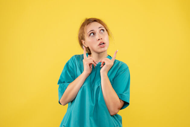 情感前视图穿着医用衬衫的女医生 mediccolor情感covid-19健康女性可爱女人