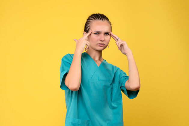 肖像正面图女医生穿着医用衬衫思考 彩色健康护士乔维德-19医院病毒情感女医生女性色彩