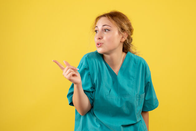 颜色正面图女医生穿着医疗衬衫 健康护士医疗covid-19颜色情感漂亮黄色专业