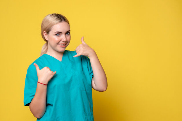 成人前视图穿着医疗衬衫的女医生 医疗情感护士科维德大流行人护士可爱