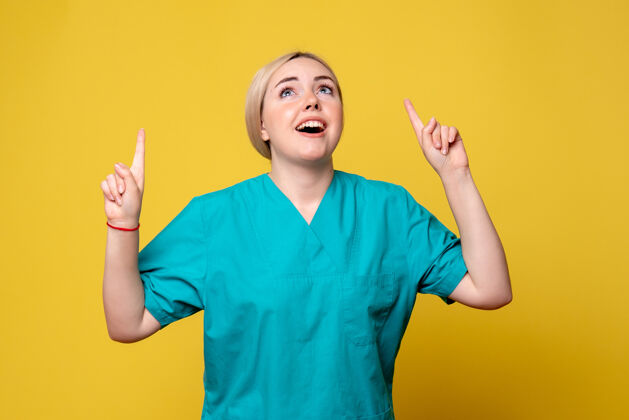护士前视图穿着医疗衬衫的女医生 情感covid-19护士大流行情感快乐肖像