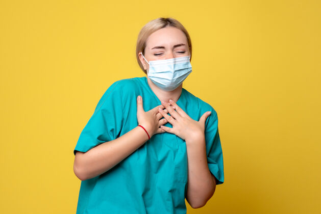 肖像前视图穿着医用衬衫和无菌口罩的女医生 医院医护人员女性女医生医疗
