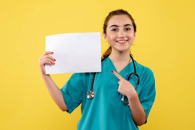 纸张正面图女医生穿着医用衬衫拿着纸和听诊器 制服病毒大流行健康covid-19文件女性女医生
