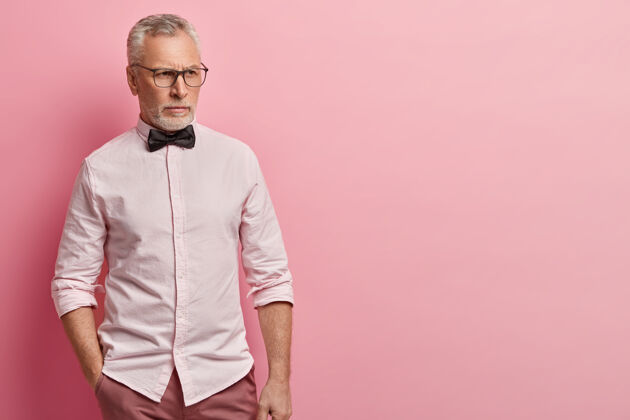 男穿粉红色衬衫和黑色领结的老人肖像衬衫领结