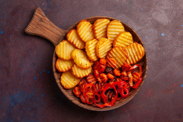 玉米顶视图烤土豆和熟蔬菜在黑暗的空间盘子里种子土豆里面