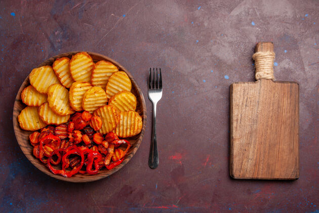 水果顶视图烤土豆和熟蔬菜在黑暗的桌子上的盘子里里面晚餐生的