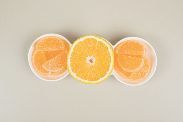 果酱橘子片和果冻糖放在白色盘子里果冻糖果水果