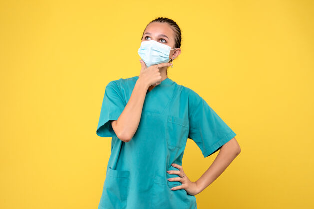 流行病正面图女医生穿着医用衬衫和面罩思考 健康护士病毒大流行医院covid-19医护人员肖像健康妇女