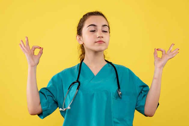 护士正面图女医生穿着医用衬衫冥想 彩色病毒covid-19制服情绪健康女人人黄色